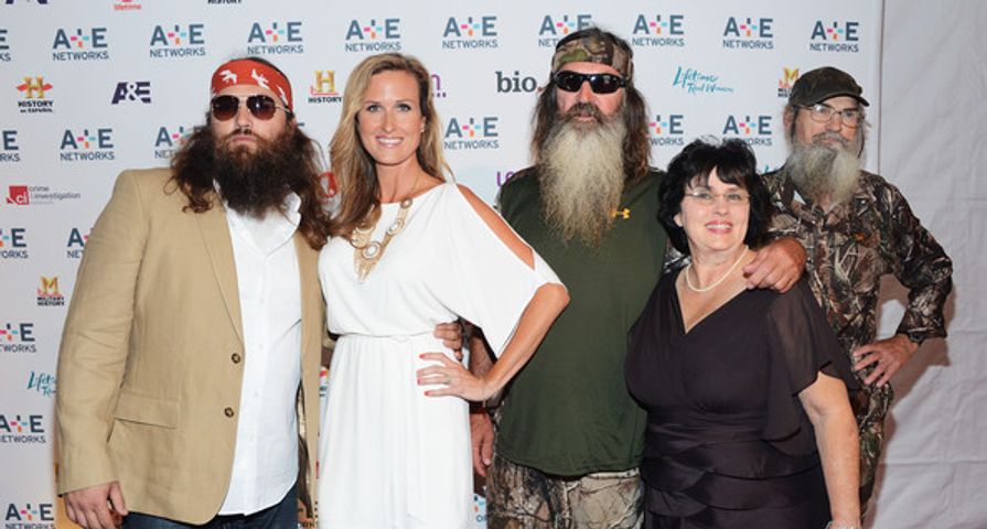 10 Things You Didn T Know About Duck Dynasty Fame10   EyJidWNrZXQiOiJwdWItc3RvcmFnZSIsImtleSI6ImZhbWUxMC93cC1jb250ZW50L3VwbG9hZHMvMjAxMy8wOC9EdWNrLUR5bmFzdHktMS5qcGciLCJlZGl0cyI6eyJyZXNpemUiOnsiZml0IjoiY292ZXIiLCJiYWNrZ3JvdW5kIjp7InIiOjAsImciOjAsImIiOjAsImFscGhhIjoxfSwid2lkdGgiOjg5NSwiaGVpZ2h0Ijo0ODAsInBvc2l0aW9uIjoidG9wIn19fQ==