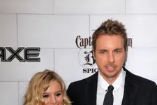 Kristen Bell, Dax Shepard Argue With Paparazzi on “Access Hollywood”