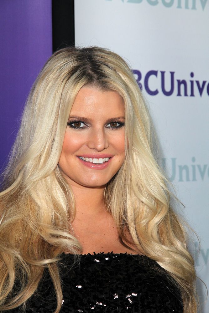 Jessica Simpson's Uninspiring First Tweet! - Fame10