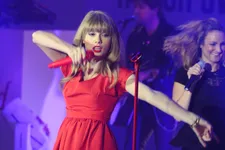 Taylor Swift Dances Awkwardly At ACM Awards!
