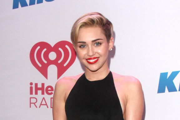 Fan Disguised As Cleaner Gets Backstage At Miley Cyrus Concert