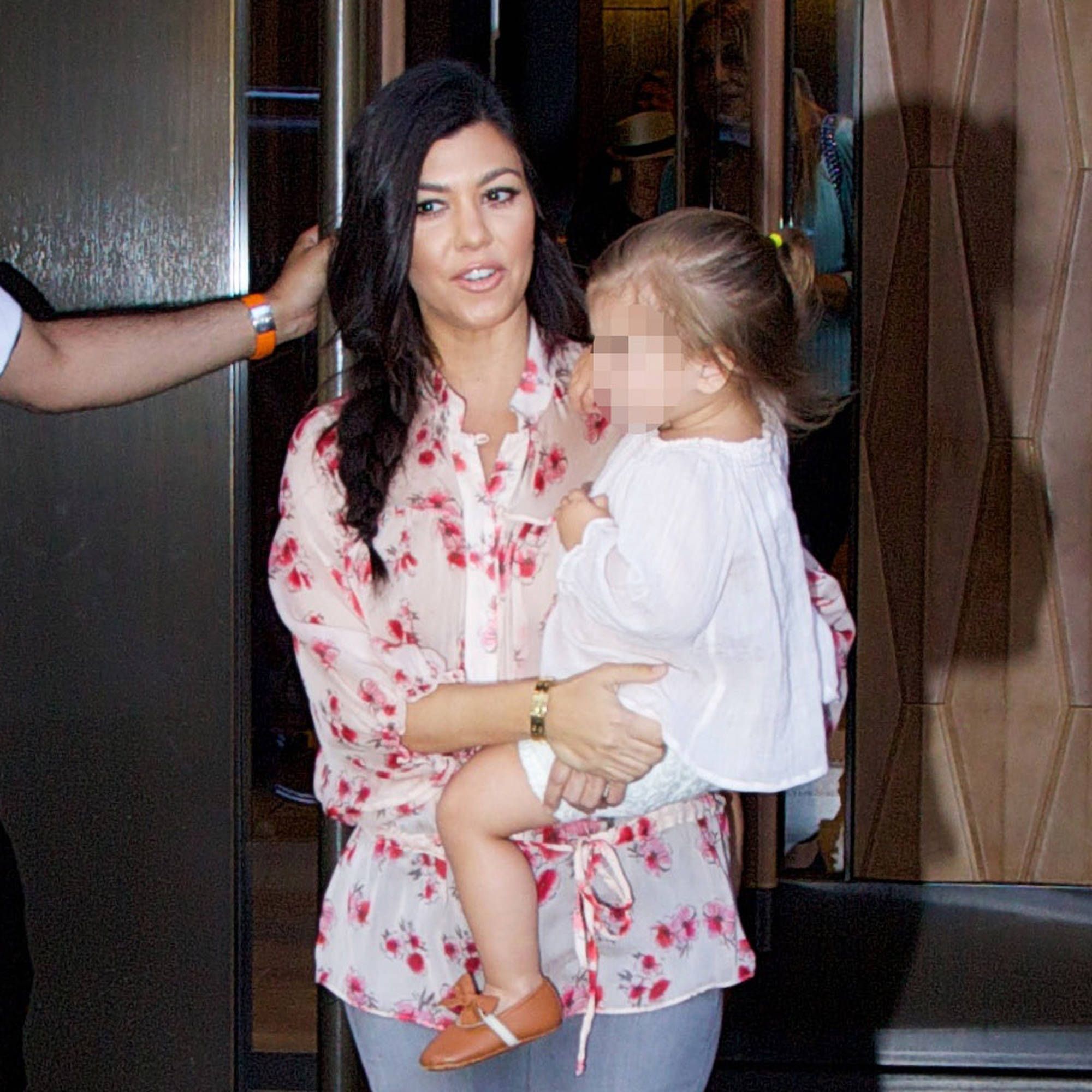 Kourtney Kardashian Pregnant With 3rd Child - Fame10