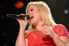 Kelly Clarkson Announces Birth of Daughter On Facebook, Twitter
