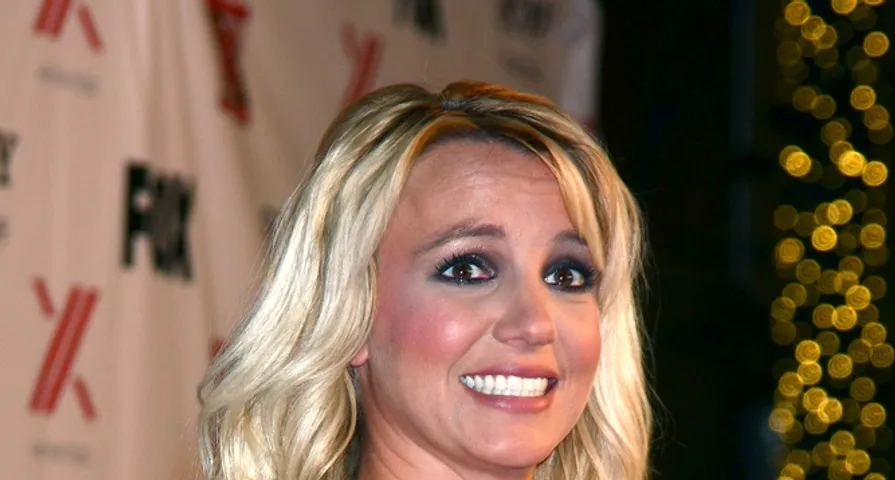 Britney Spears Has Hair Malfunction Mid-performance - Fame10