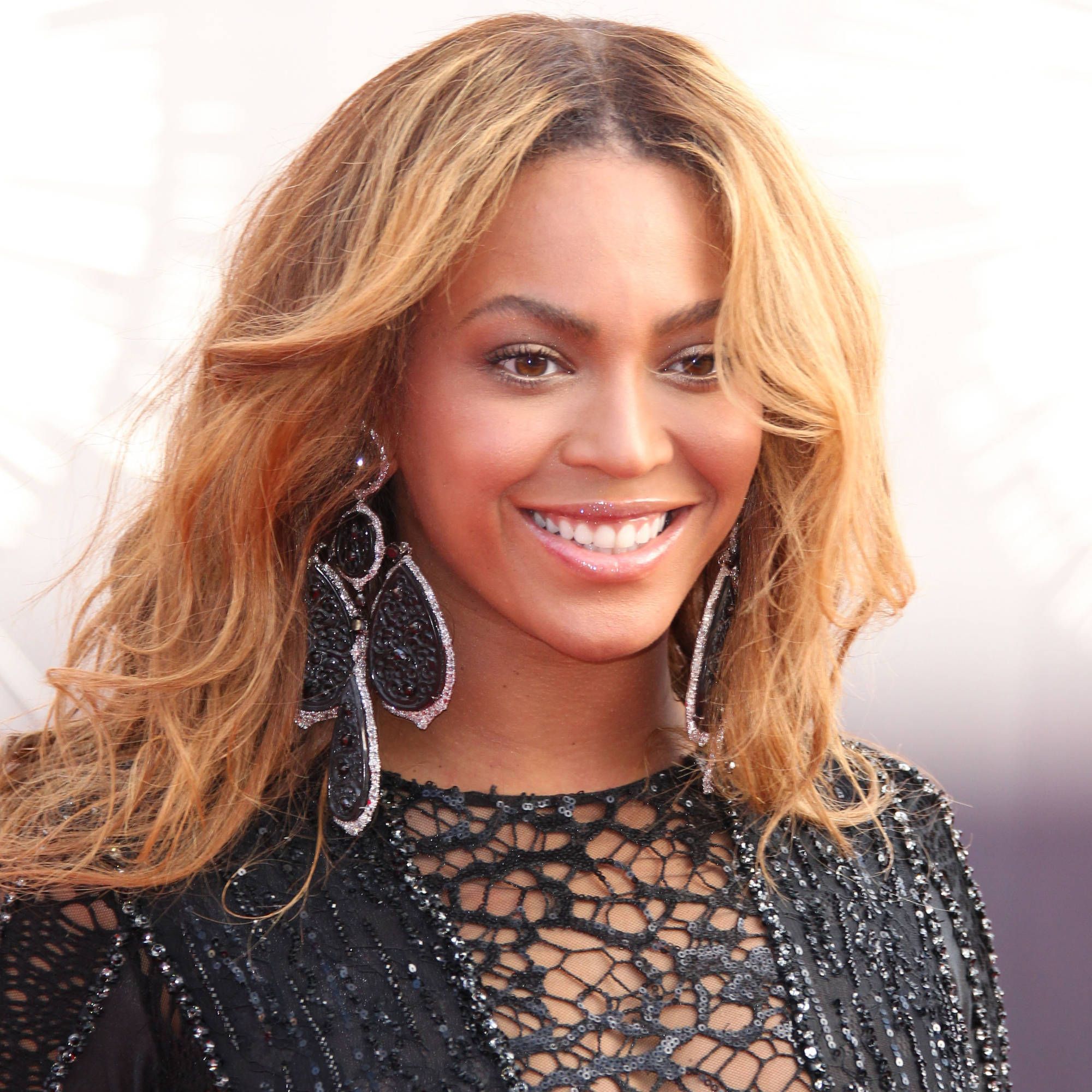 Beyonce Under Fire For Lip Syncing And Airbrushing - Fame10