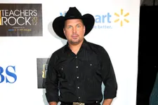 Garth Brooks Serenades Fan With Cancer During Concert (WATCH)