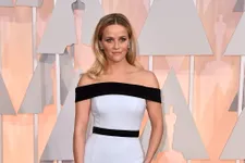 Reese Witherspoon Grabs Jennifer Aniston’s Butt On Oscars Red Carpet