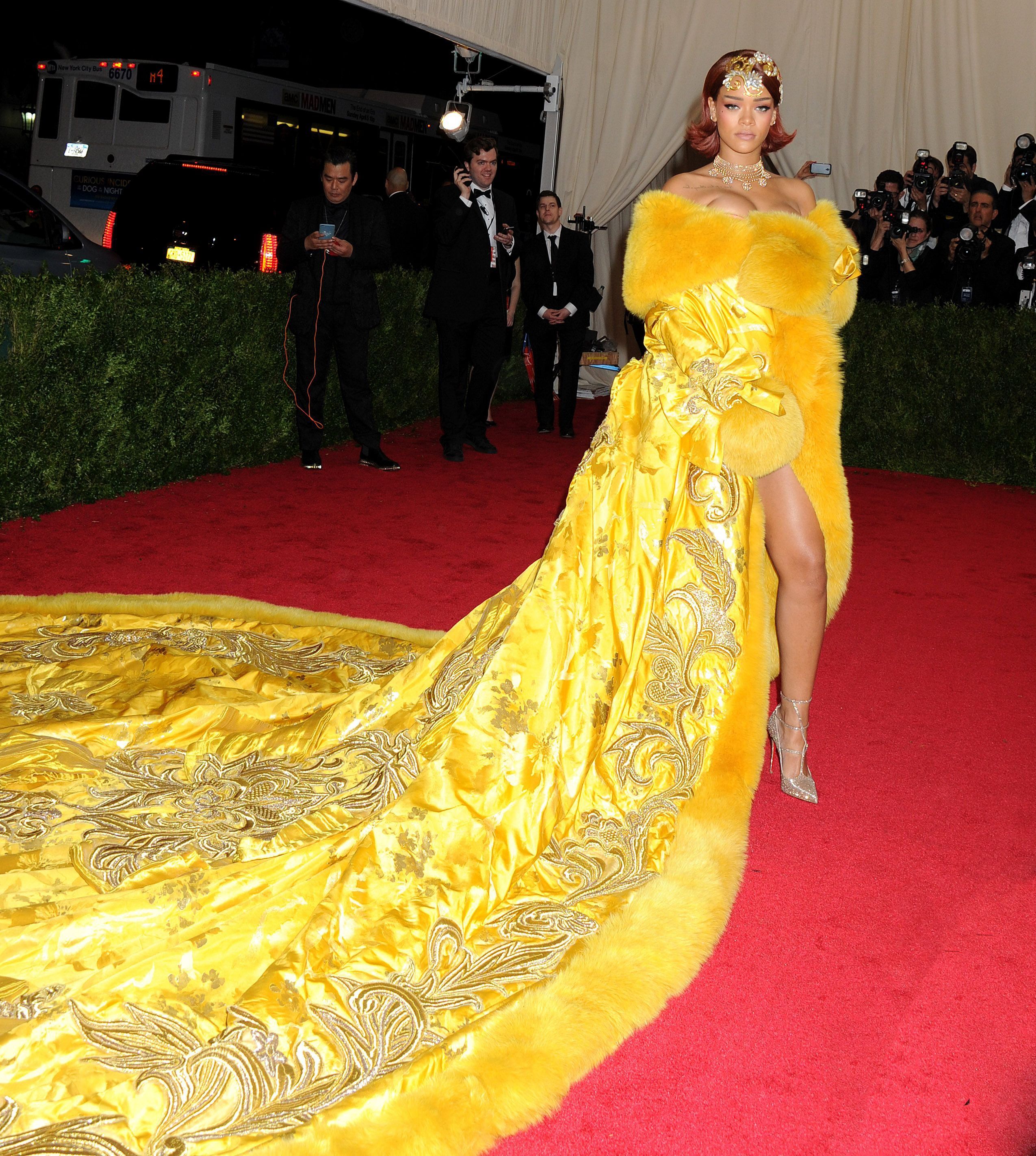 22 Most Memorable Met Gala Outfits From The Past - Fame10