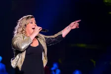 Kelly Clarkson Reveals Pregnancy Number 2 During Show