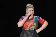 Kelly Clarkson Cancels Remainder Of 2015 Tour