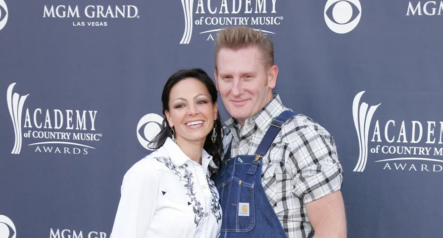 Country Singer'S Family Devastated By Tragic Home Invasion - 8m8bhqz