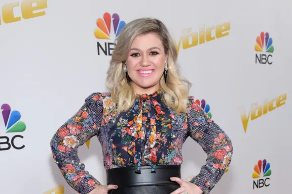 Kelly Clarkson Speaks Out On Adam Levine’s Sudden Exit From ‘The Voice’