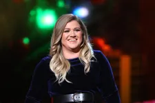 Kelly Clarkson Shuts Down Body Shamer On Twitter