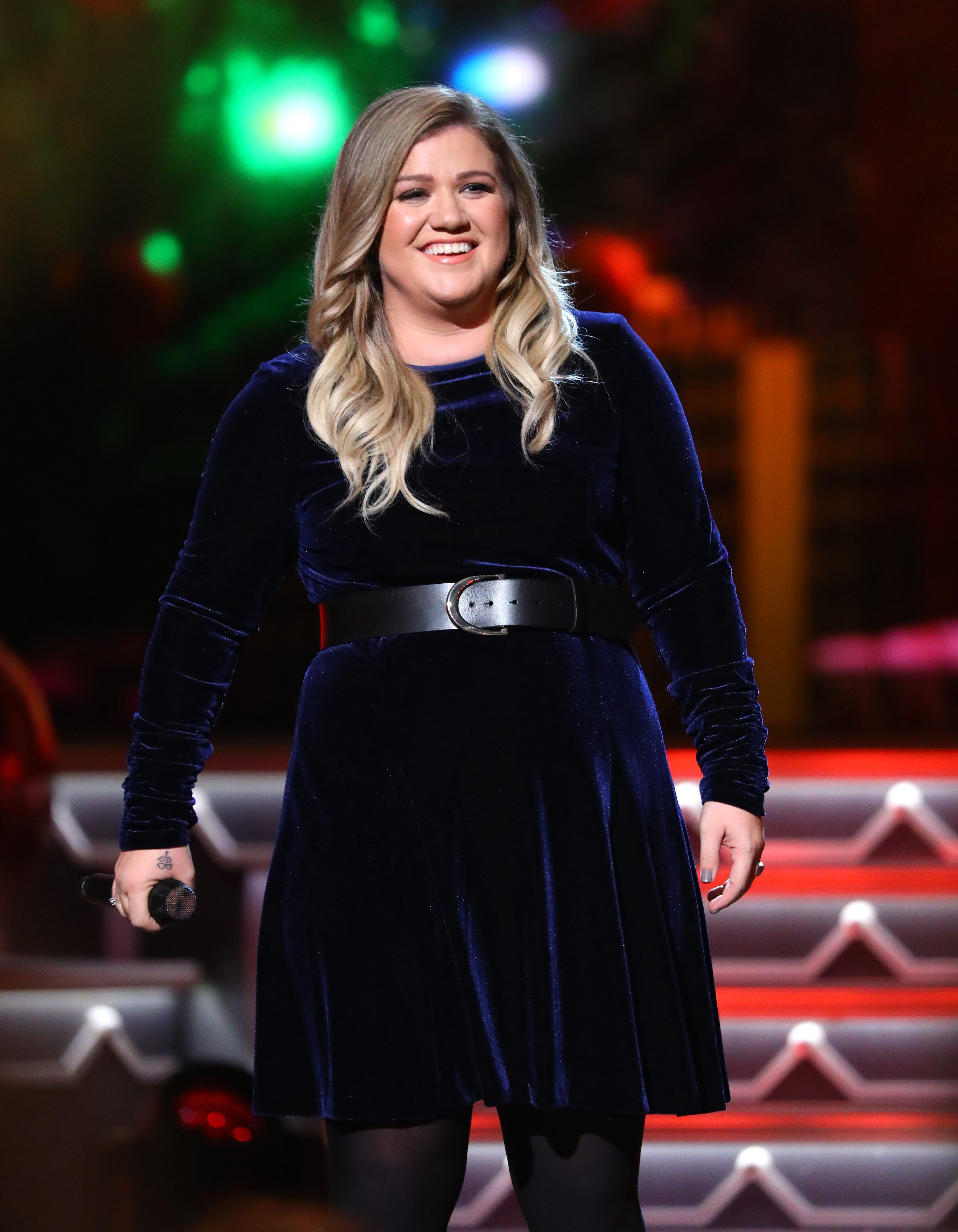 Kelly Clarkson Shuts Down Body Shamer On Twitter - Fame10