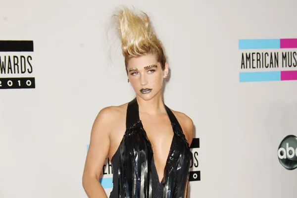 American Music Awards’ 10 Most Shocking Looks Of All Time