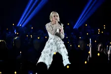 Carrie Underwood Delivers Emotional Tribute To Las Vegas Victims At CMAs