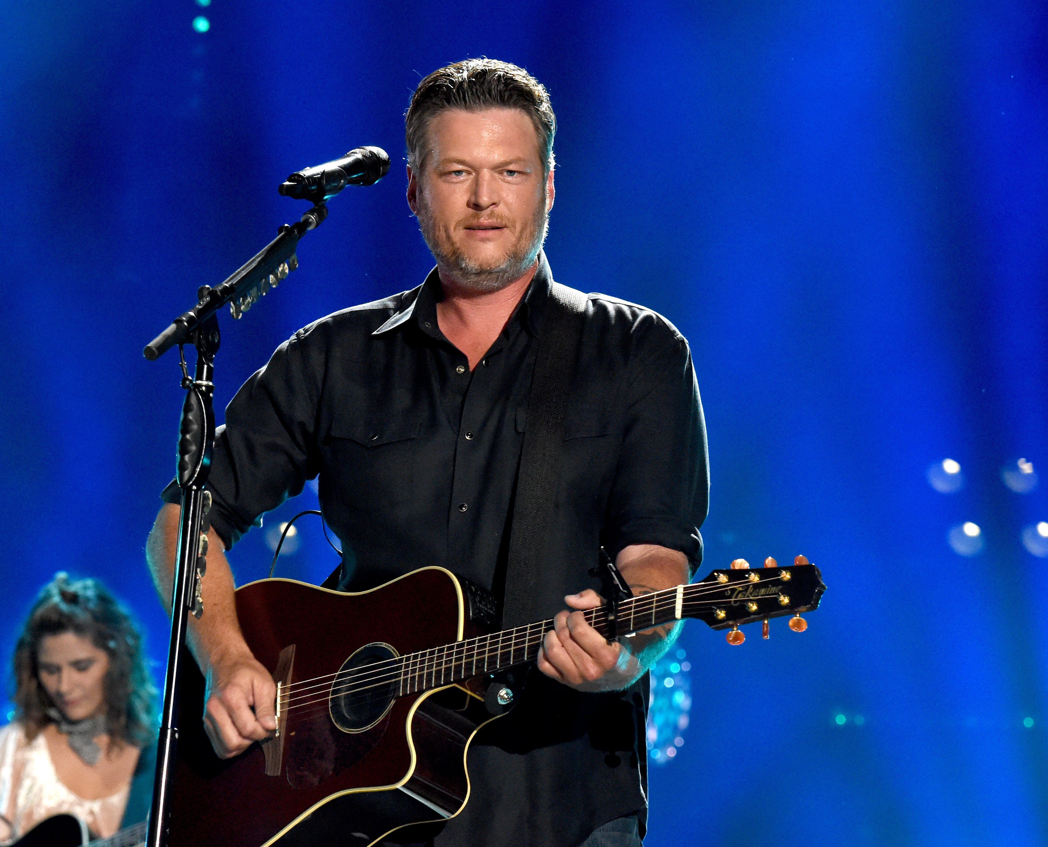 Blake Shelton Snaps Back At Fan Who Called Him Out For Being Drunk On ...