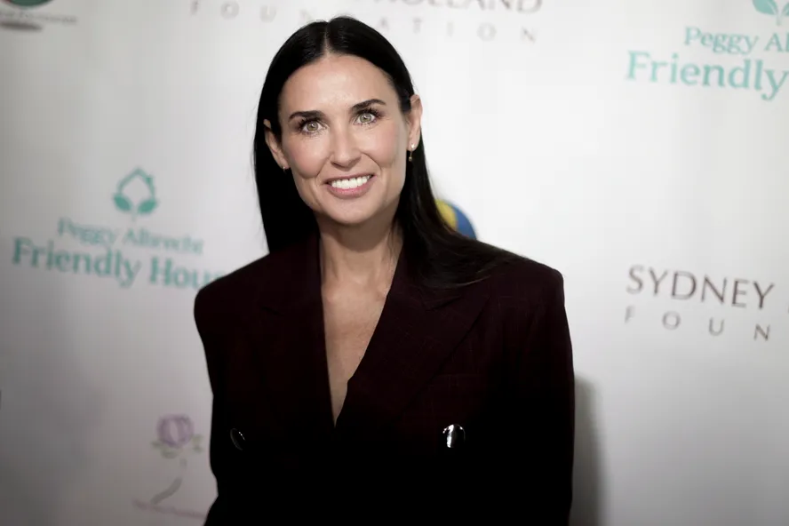 Demi Moore Shares A Thanksgiving Throwback Photo With Her Daughters On Instagram