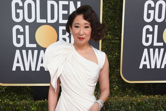 Sandra Oh Dazzles On The Golden Globes Red Carpet