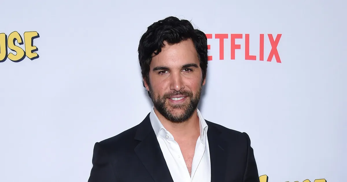 Fuller House Star Juan Pablo Di Pace Reveals Why He Decided To Publicly(02)