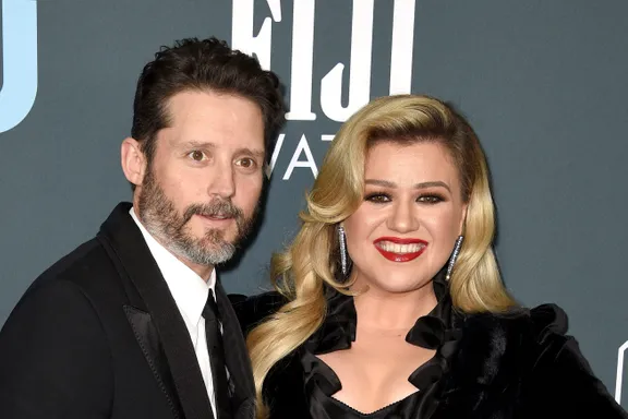 Kelly Clarkson Says She Felt Like ‘Hope Was Lost’ During Overwhelming Year