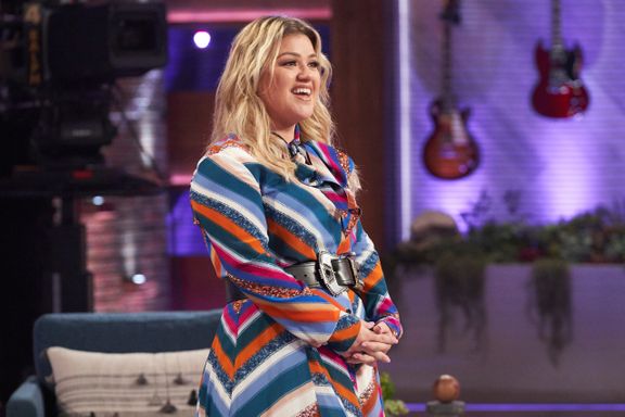 Kelly Clarkson Filling In For Simon Cowell On ‘America’s Got Talent’ Following His Bike Accident