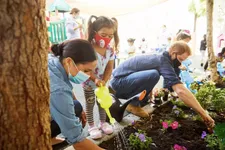 Prince Harry And Meghan Markle Plant Forget-Me-Nots At A Preschool In Honor Of Princess Diana