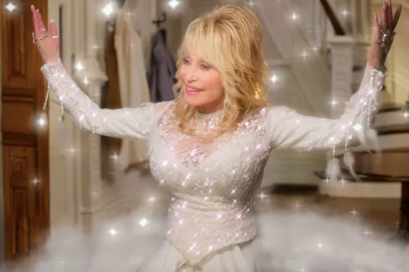 Dolly Parton’s Holiday Special ‘A Holly Dolly Christmas’ Will Air On CBS This December