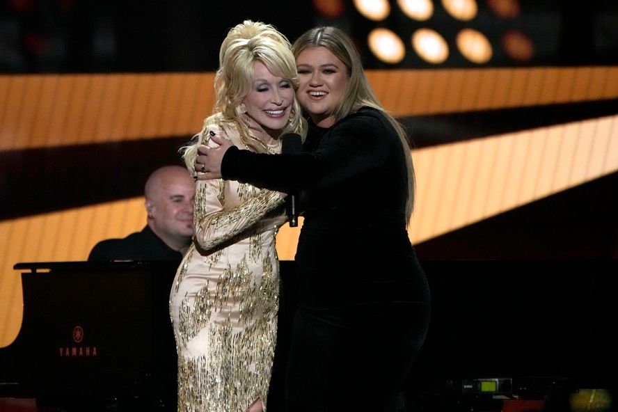 Kelly Clarkson Honors Dolly Parton With Performance At ACM Awards