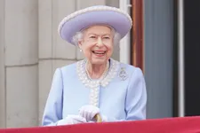 Queen Elizabeth Skips A Crown In Historic Platinum Jubilee Portrait
